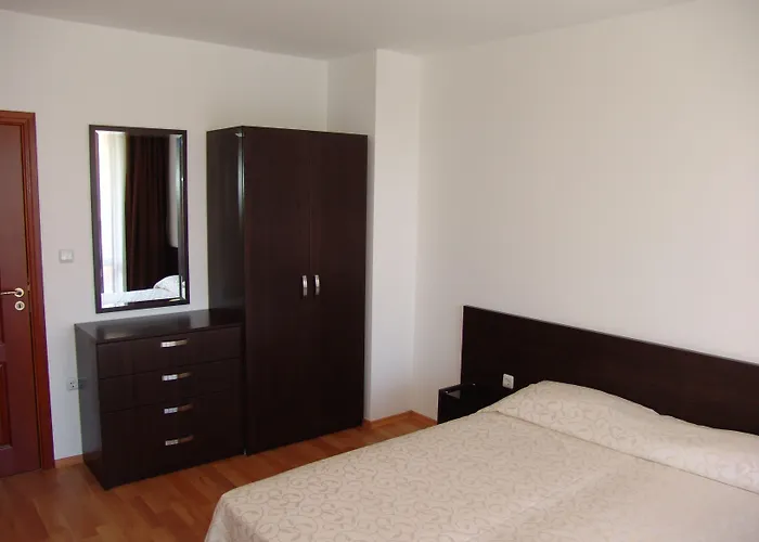 Happy Апартхотел *